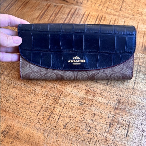 COACH Signature C Accordian wallet.  Faux Alligator trim. Excellent condition. - Picture 9 of 10